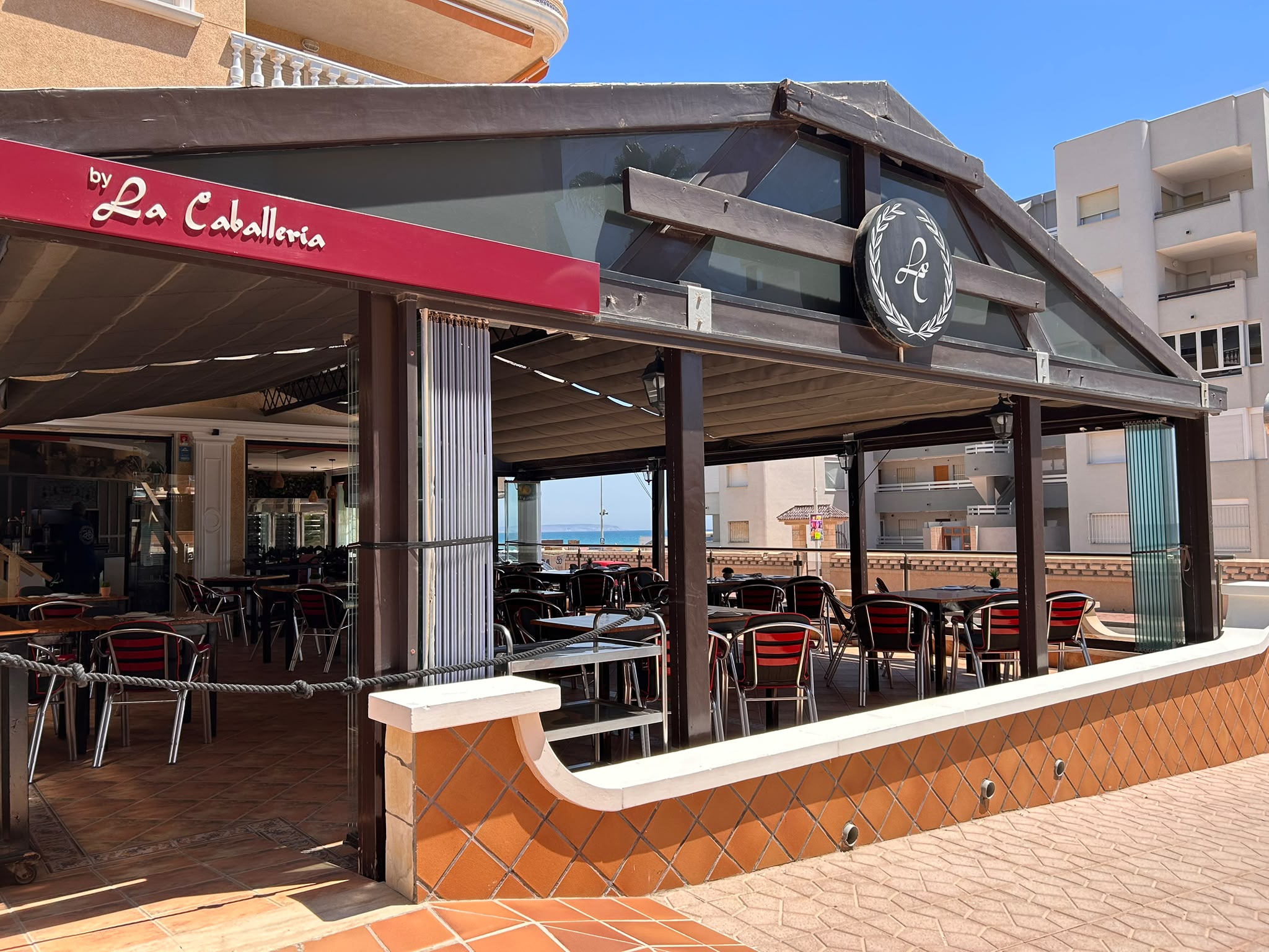 Terraza del restaurante La Caballería, steak house en la Avenida Libertad de Guardamar del Segura